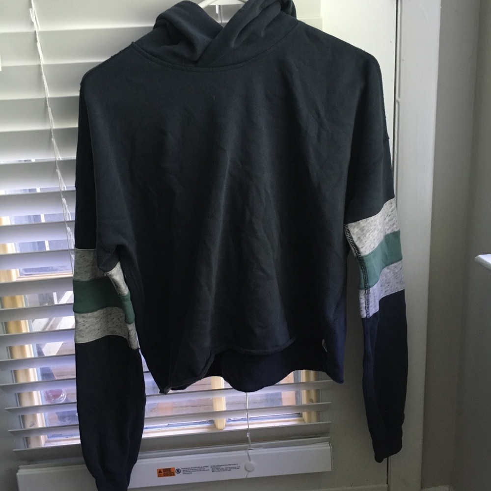 Women hoodie with raw hem at the bottom